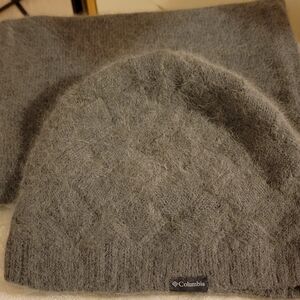 Columbia Hat And Infinity Scarf Set Women's Made out of Angora Wool Blend size L